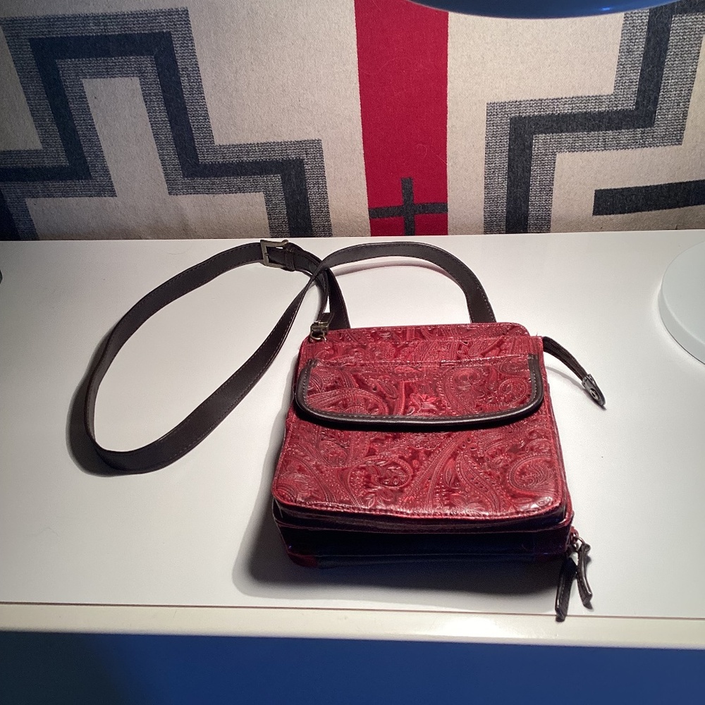 RELIC CROSS BODY BAG TOOLED FAUX BURGUNDY LEATHER